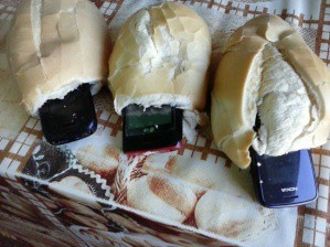 Mulher tenta entrar em presídio com aparelhos celulares escondidos em pães 