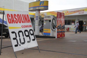 Diariamente, gasolina é vendida por mais de R$ 3 na Capital. (Foto: Marcos Ermínio)