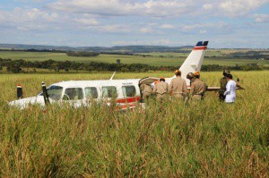 Avião fez pouso forçado em uma fazenda da Capital. (Foto: Fernando Antunes)