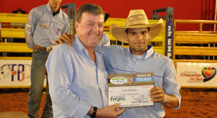 Adriano Vitoria Nascimento Filho, de Inocência, venceu o rodeio realizado neste final de semana na Exposul - Foto Ocorreionewss