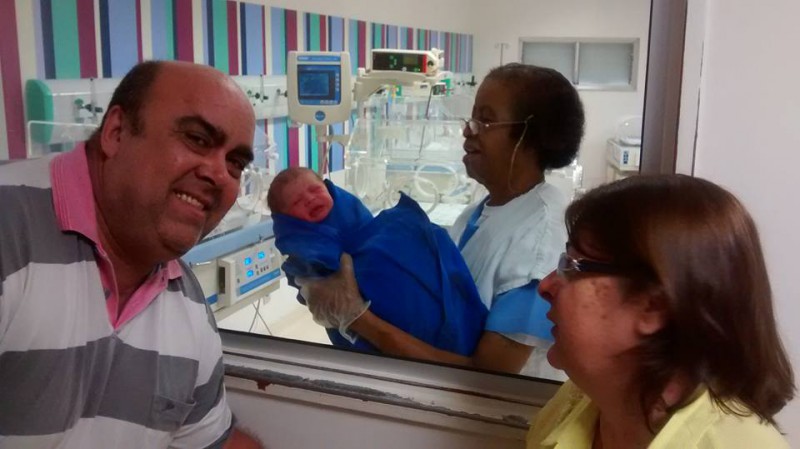 Nasceu o Arthur, filho de Luana e Alvaro. Na foto os avós José Vanclave e Ivete com o primeiro neto no colo da enfermeira. 