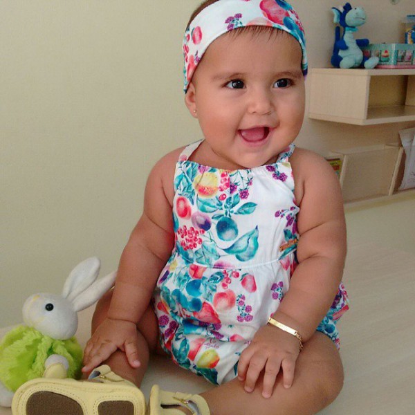 Toda pureza no olhar e sorriso de uma criança!  Sophia Caroline embelezando nossa página de hoje, ela usa macacão Up Baby!
