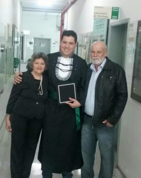 Stefânio Tenório Dantas colou grau em Medicina na cidade paulista de Presidente Prudente. É filho do casal Cícera-Francisco de Chagas Dantas. Parabéns. Foto do Facebook.