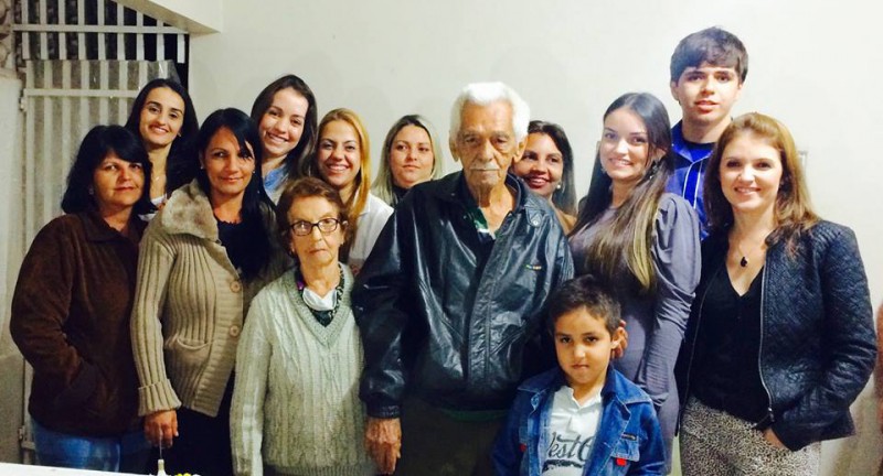 Escreve Andréa Castro em seu Facebook: "Minha avó comemorando seus 85 anos, com alguns de seus netos" - Dona Perpétua.