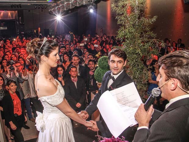 Noivos-atores participam de uma cerimônia da série de festas de casamentos fictícios realizada em Buenos Aires, na Argentina (Foto: Emiliano Ruiz/ Falsa Boda)