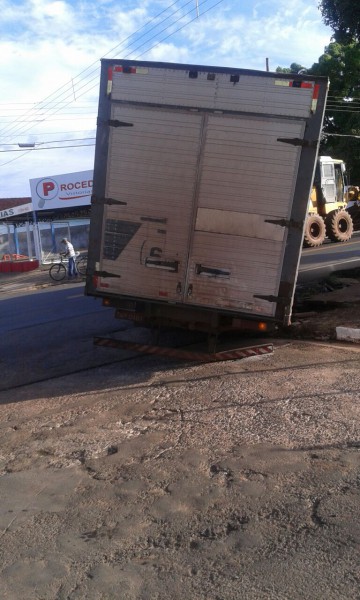 Leitor flagra caminhão "atolado" em buraco de asfalto 