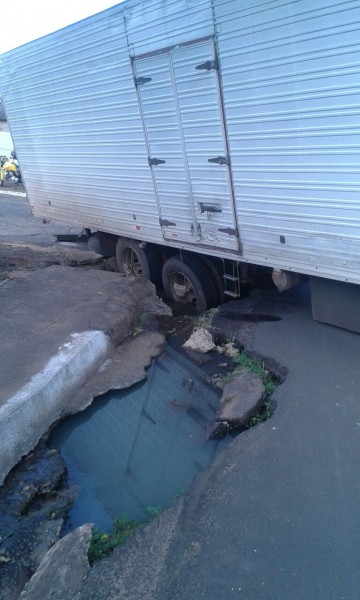 Leitor flagra caminhão "atolado" em buraco de asfalto 