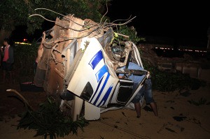 Com o impacto na árvore a cabine da carreta foi arrancada do chassi - Foto Jovem Sul News