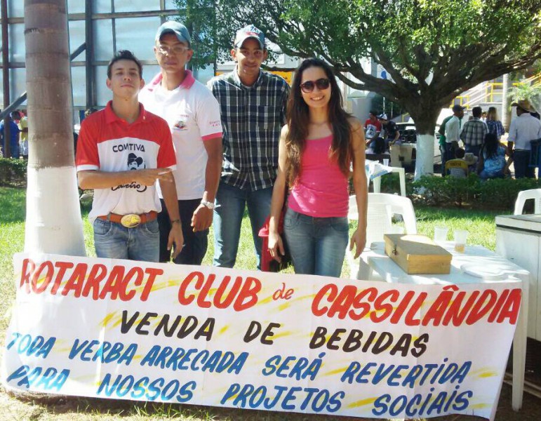 O Rotaract Club de Cassilândia vendeu bebidas durante o desfile de aniversário de Cassilândia. O lucro líquido será utilizado em seus projetos sociais. - Foto do Facebook de Fernando de Castro Ribeiro