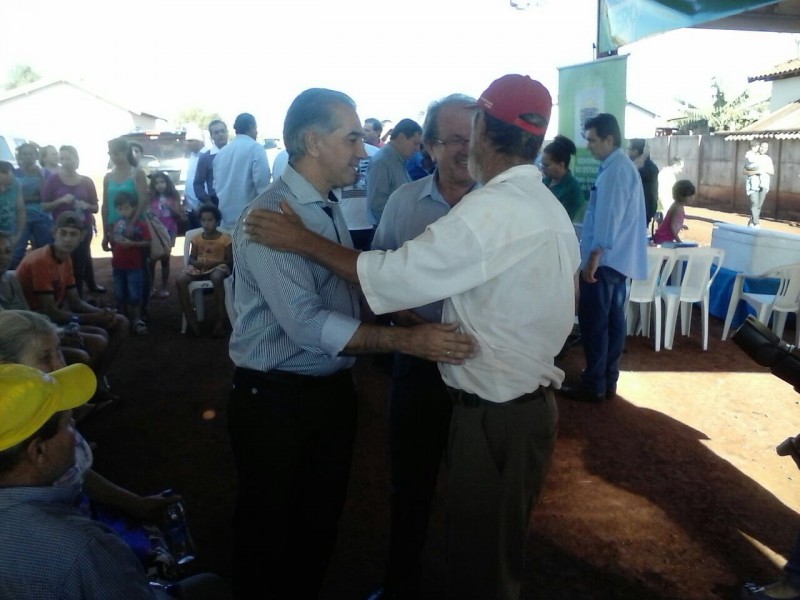Governador e prefeito durante inauguração de casas (Foto: Hermezes Cortez)