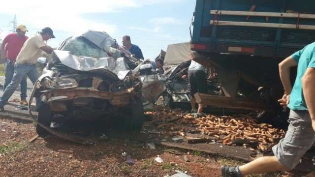 Condutores que passaram pelo local acreditam que houve quatro mortes (Foto: Direto das Ruas)