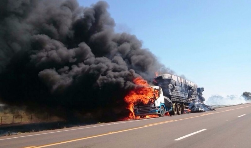 Carreta com carga de algodão ficou destruída por fogo - Foto: Da Hora Bataguassu