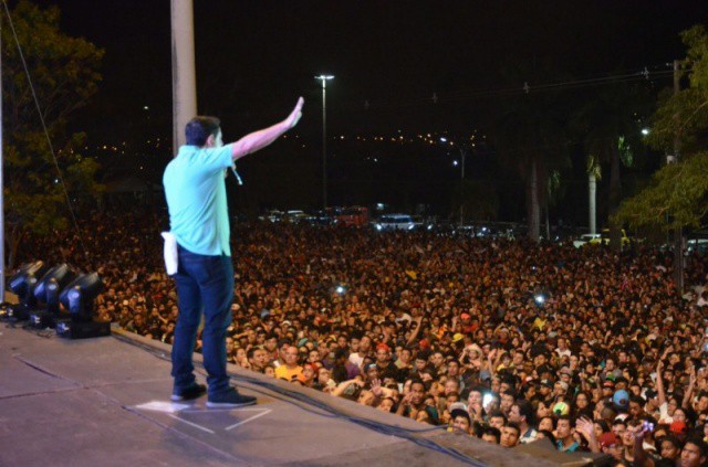 Multidão re reuniu nos altos da Afonso Pena para prestigiar ao show gospel. (Foto: Vanessa Tamires)