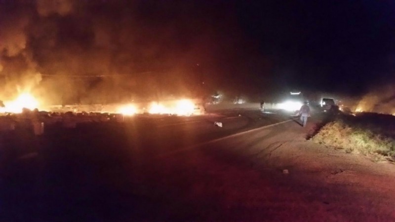 Fogo destruiu completamente os veículos envolvidos no acidente - Fotos: Ligado na Redação/WhatsApp