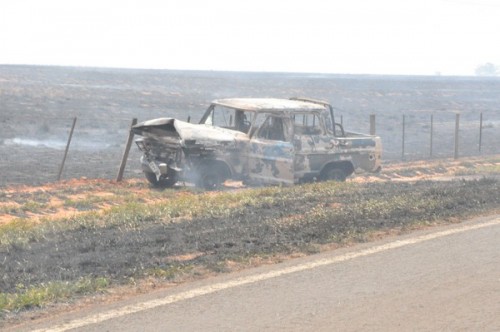 Por volta das 12h, desta quinta-feira(17), na rodovia BR 060, um incêndio nas pastagens da fazenda Indaiá, causou um grave acidente, envolvendo três veículos. Dois veículos ficaram completamente destruídos pelo fogo.
