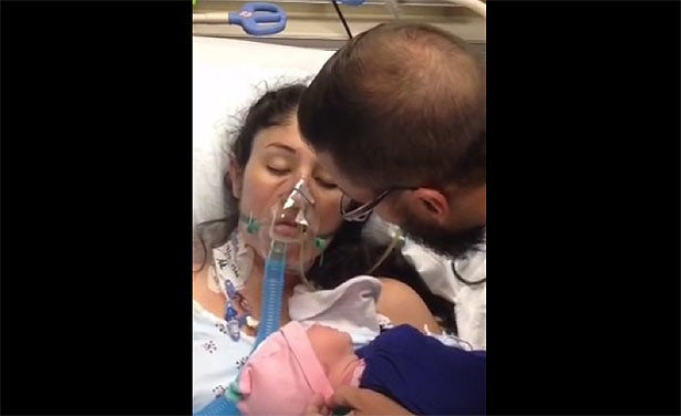 Mãe não acorda depois de cesariana de emergência, mas é salva por choro do bebe