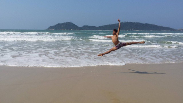 Israel pratica balé até na praia (Foto: Divulgação/Zoe Escola de Dança)