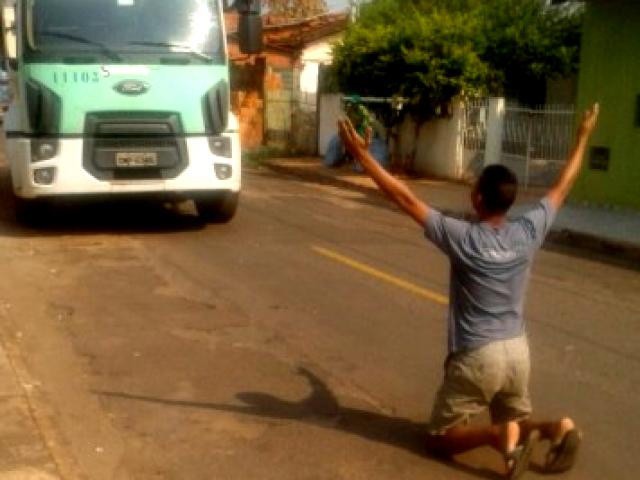 Morador se ajoelha diante do caminhão . (Foto: Gabriela Baez)