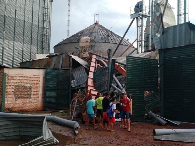 Silo foi derrubado com a força dos ventos em Pereira Barreto (Foto: Fábio Modesto)