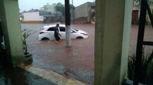 Chuva causou alagamentos em algumas regiões de Ivinhema. (Foto: Ivi Notícias/Divulgação) Chuva causou alagamentos em algumas regiões de Ivinhema. (Foto: Ivi Notícias/Divulgação)