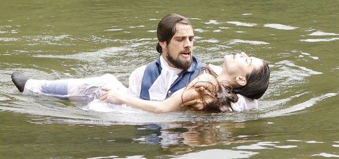 Felipe (Rafael Cardoso) e Lívia (Alinne Moraes) terão final trágico em Além do Tempo - Reprodução/TV Globo