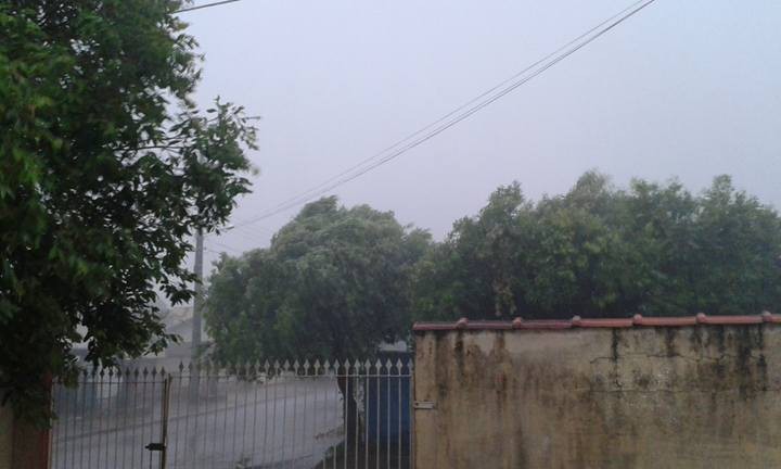 Por volta das 15h45 virou noite em Cassilândia. Vento forte e depois uma chuva torrencial. Não demorou mais do que meia hora. Passado o temporal o sol reapareceu. -Foto do Facebook de José Roberto
