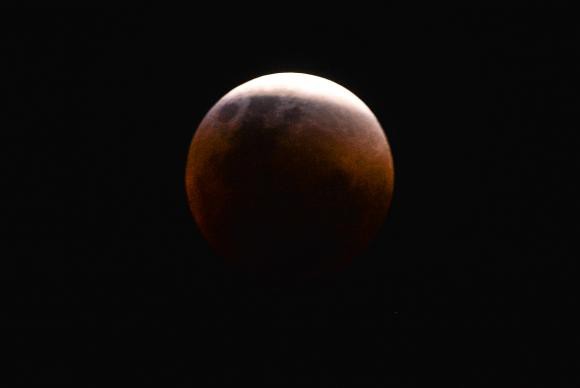 Superlua e eclipse total ocorrem ao mesmo tempo. Fenômeno conhecido como 'Lua de sangue' é observado na Praça dos Três Poderes, em Brasília Marcello casal Jr/Agência Brasil