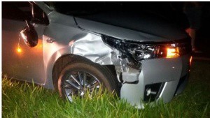 Veículo que atropelou a menina ficou com o lado do passageiro destruído. (Foto: Ribero Junior /Siliga News)