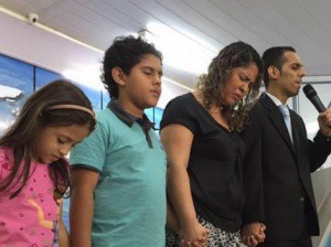 Gabriela, Lucas, Helen e o pastor Wanderson em culto na igreja da Graça. (Foto: Reprodução/ Facebook)