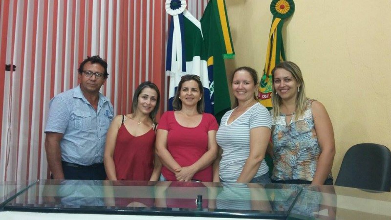 Na foto de Jan Nunes, os eleitos para o Conselho Tutelar: Simara, Welida, Rosana, Adriana e Aderaldo.