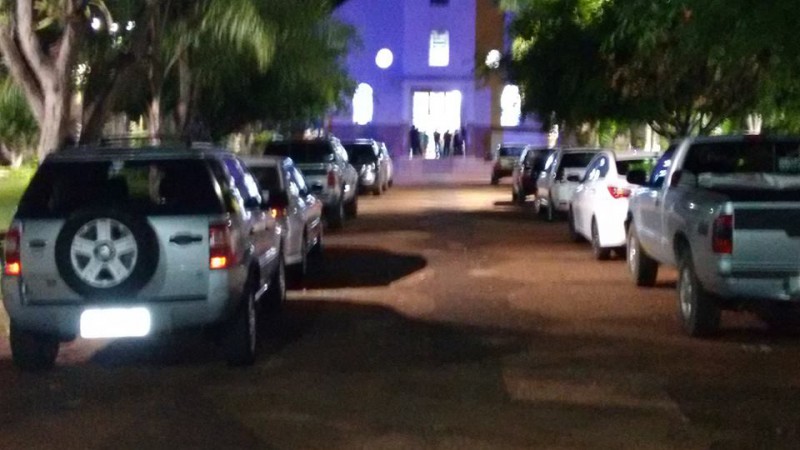 Juvenal de Castro se mostra indignado em seu Facebook. É que, segundo ele, a praça São José, no domingo a noite está se tornando estacionamento de veículos. 
