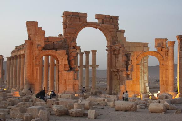 Síria: Estado Islâmico explode Arco do Triunfo de Palmira