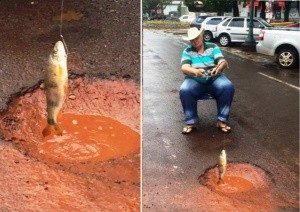 Morador vira sensação no facebook, pescando em buraco de avenida 