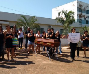 Em torno de 50 servidores protestam com caixão em Deodápolis  (Foto: Divulgação)