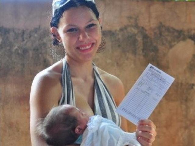 Dia em que Pâmela, com o bebê "Enem" nos braços, realizou a prova, mesma data aplicada nos presídios. (Foto: Arquivo/Luciano Muta)