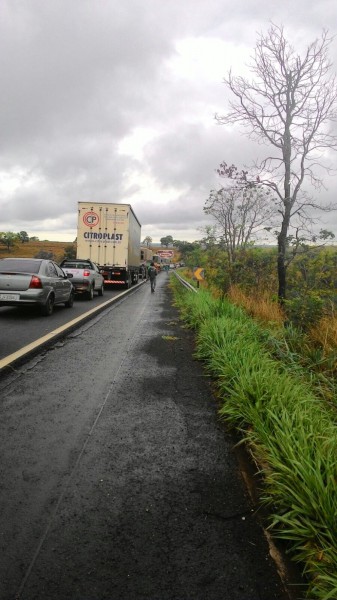 Fotos do acidente ocorrido na Vila do Raimundo e do congestionamento no local