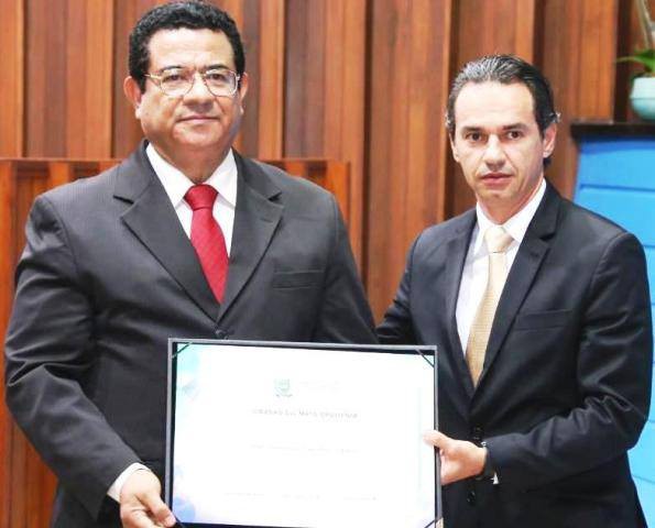 O advogado Ivan Fernando Gonçalves Pinheiro recebeu o título de Cidadão Sul-mato-grossense das mãos do deputado Marquinhos Trad. A homenagem foi prestada neste final de semana na Assembléia Legislativva.