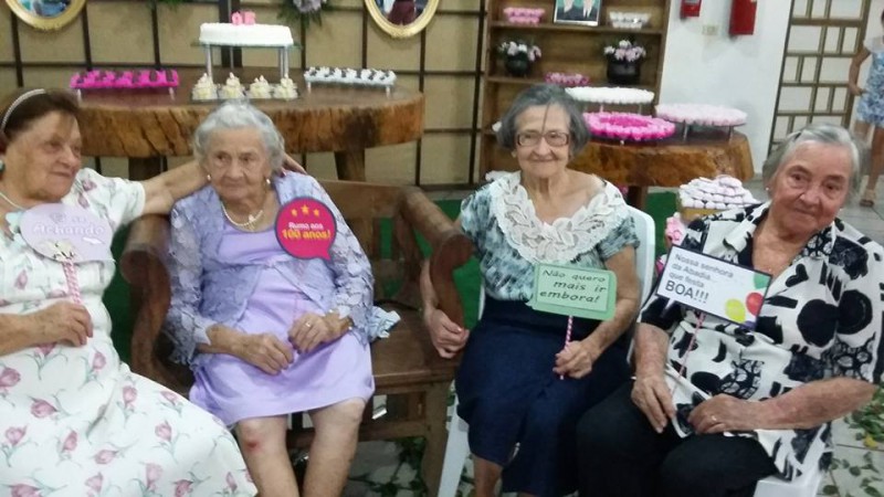 Na festa dos 80 anos de Dona Davina, a terceira da esquerda para a direita: Elzita (78), Ermantina (95) e Maria (90). Foto de Silvone Gouvea Barbosa