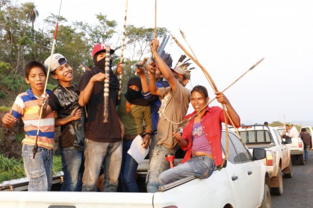 Índios comemoram a decisão do STF, que saiu nesta madrugada. (Foto: Eliel Oliveira)