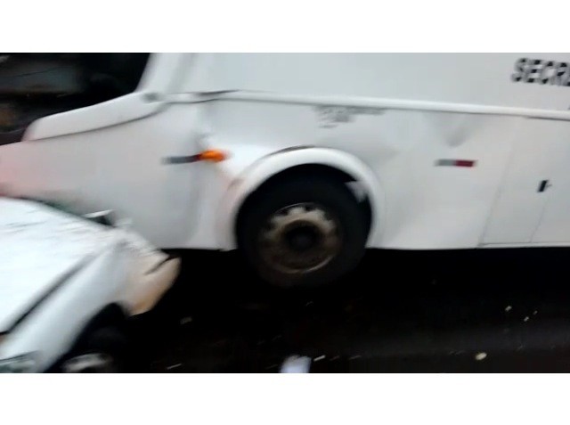 Mais quatro fotos da colisão entre ônibus, carro e caminhão de cana