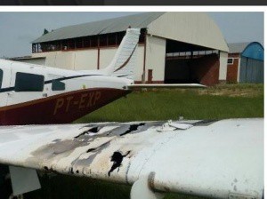 Asa de avião ficou completamente danificada. (Foto: Portal Guiara)