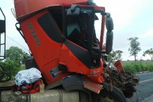 Caminhão do Chapadão do Sul colide violentamente próximo a Paranaiba