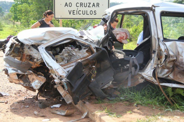 Caminhonete ficou totalmente destruída após colisão e retirada da vítima (Foto: Marcos Ermínio)