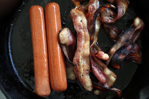 Cientista que diz que carne processada dá câncer vai continuar a comer bacon