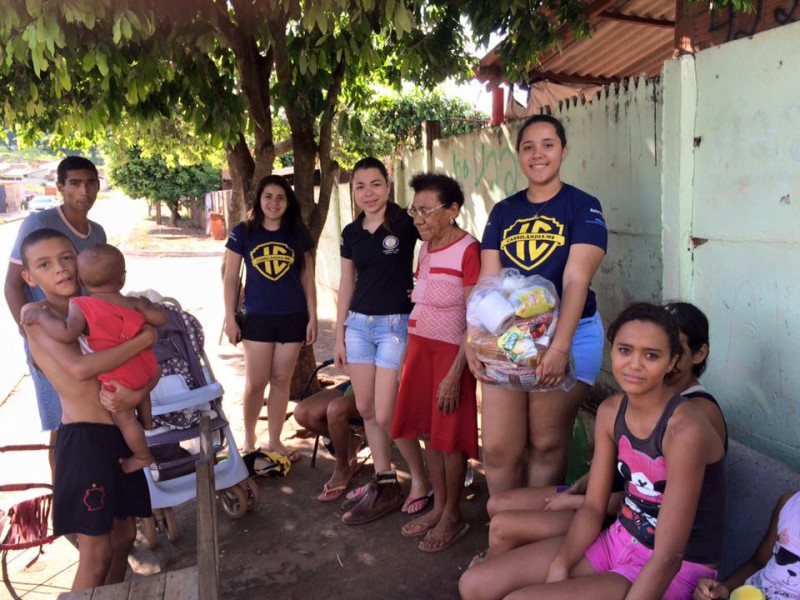 O Interact Clube, entidade de jovens do Rotary Club de Cassilândia, fez hoje entrega de cestas de alimentos, dentro do projeto Arrastão da Amizade.