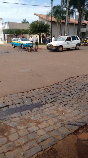 Adilson José Martins postou em seu Facebook a foto da batida entre o carro da Prefeitura (CREAS) e a moto.