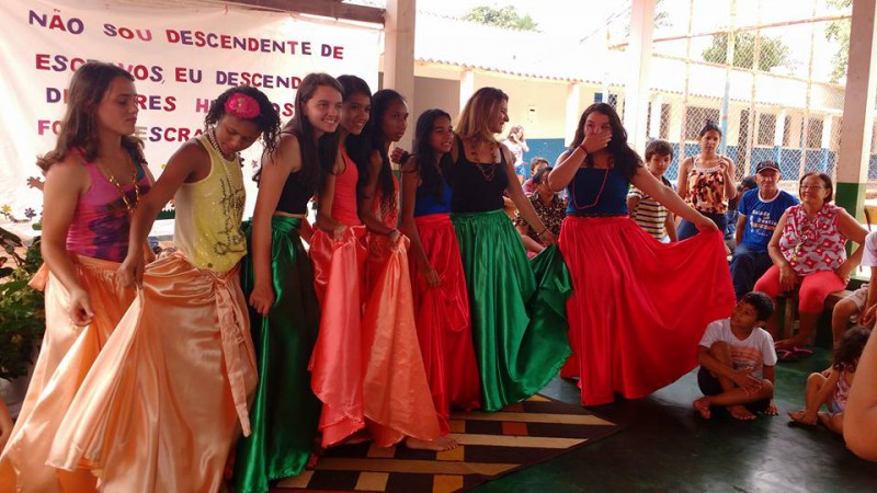 Sandra Cerimonialista coordenou hoje apresentação de danças em Indaiá do Sul. Foto do Facebook