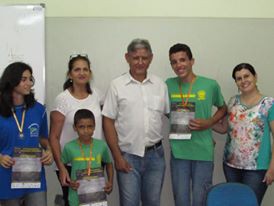 Diretor Eliseu, e vice-diretora Marize, professora e alunos vencedores (Elizângela Garcia, Pabrlo Henrique e Matheus Queiroz)