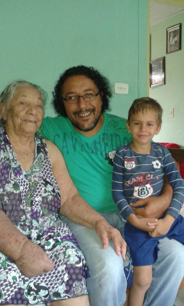José Roberto postou em seu Facebook - Eu, minha avó Paulina com 93 anos e o Arthur.... O Arthur é tetraneto da vó Paulina, nossa quinta geração. 