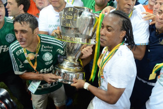 Robinho e Arouca com a taça de campeão - Foto Rodrigo Corsi (FPF)